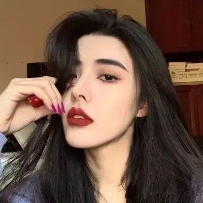 戴脚镣的女孩